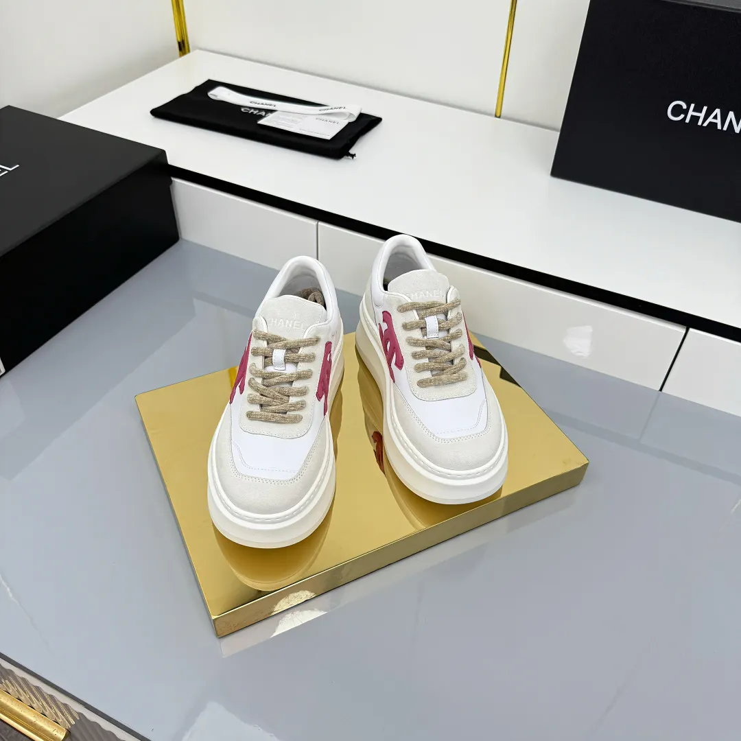 👟👟Ex-factory price 660👟👟 Top version! Chanel Chanel panda shoes! 2025 counter's top casual sports shoes. This classic design; the upper is electro-embroidered with a variety of techniques; the outsole is fashionable and sporty; the unusual inclusion of a variety of color matching elements... The diversified mix and match is very good-looking and versatile, and can be used for leisure, fashion, sports, and outdoor... ꫛꫀꪝ Go➫ Materials: ❶Upper made of: original imported first-layer silk cowhide + original waterproof cloth + original first-layer cowhide ❷Inner lining: Original Yangli+wang ❸ Outsole based on: Original TPU combination outsole Counter boutique packaging complete set for women 35–41